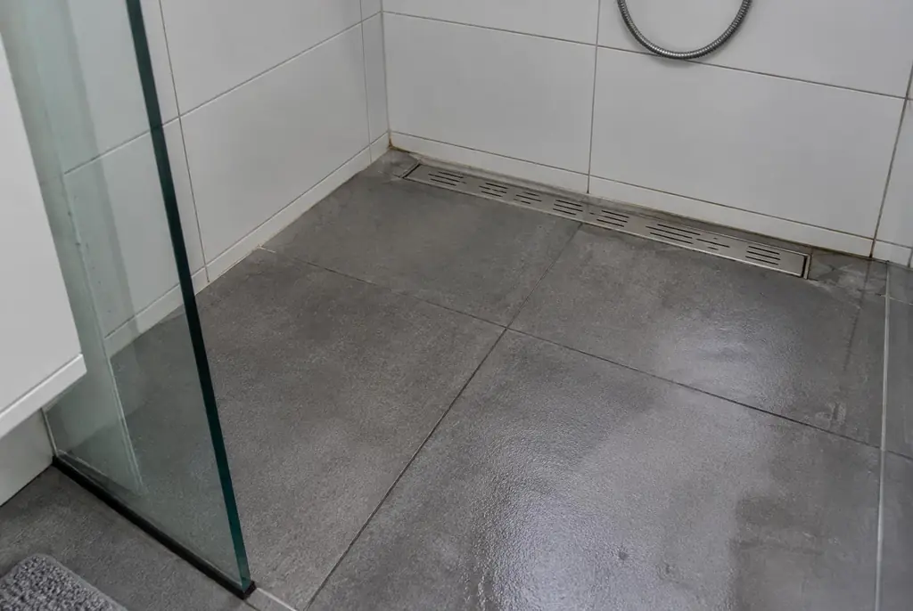 Lekdetectie Heiloo – lekkende inloopdouche met natte voegen