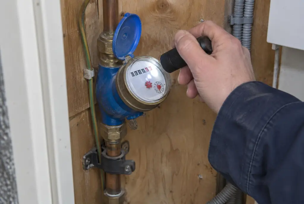 Lekdetectie Heiloo – watermeter in de meterkast controleren met een zaklamp
